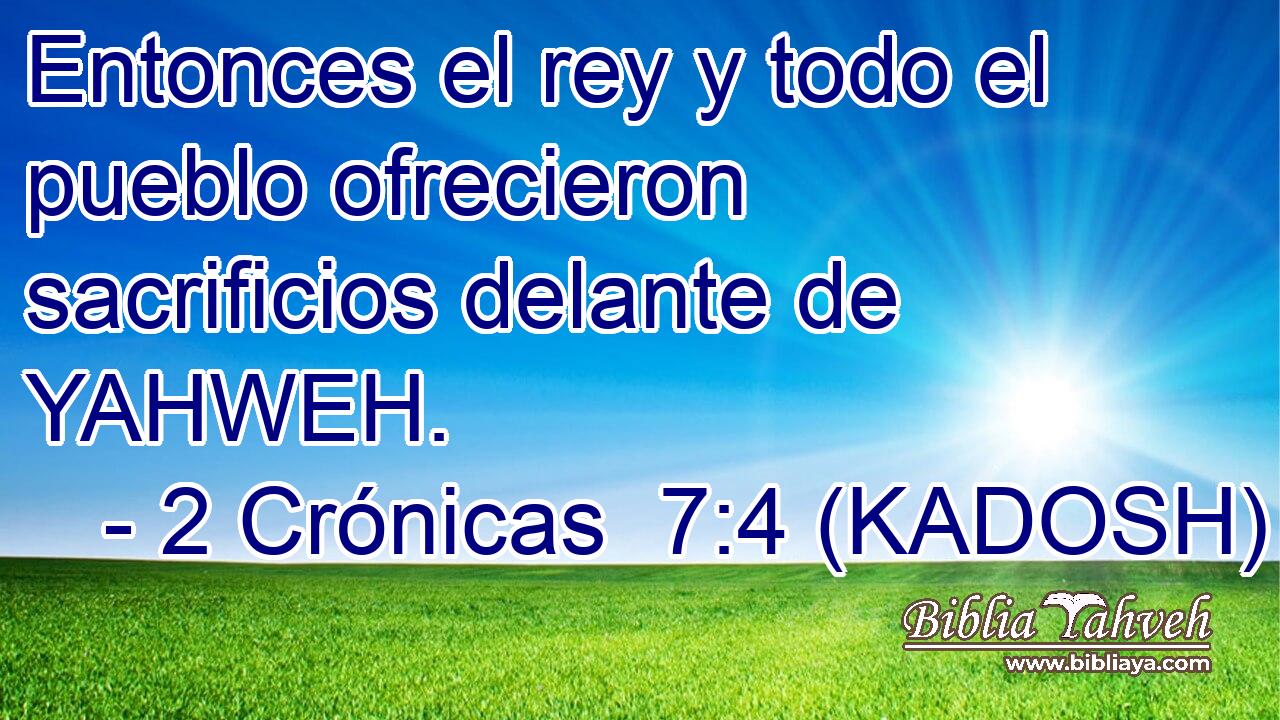  Entonces el rey y todo el pueblo ofrecieron sacrificios delante de YAHWEH. 