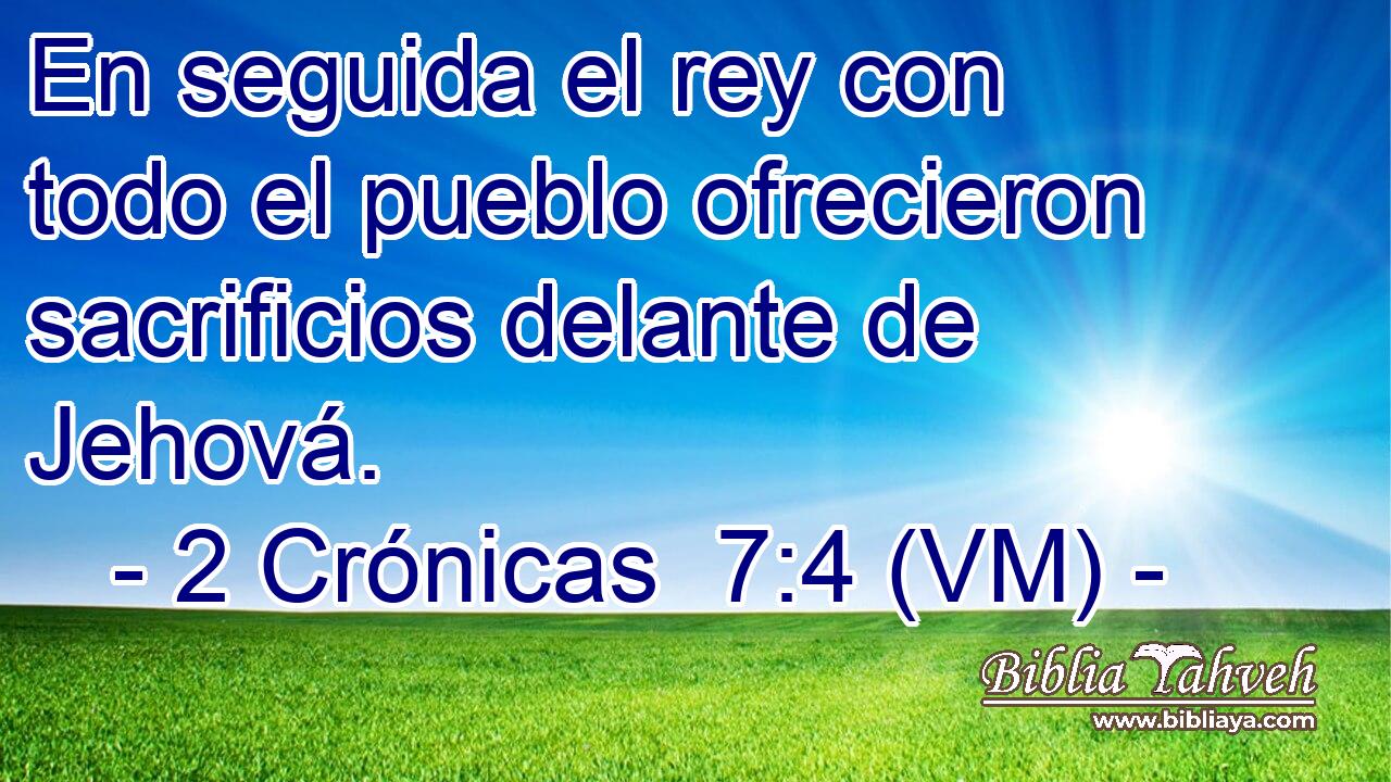  En seguida el rey con todo el pueblo ofrecieron sacrificios delante de Jehová. 