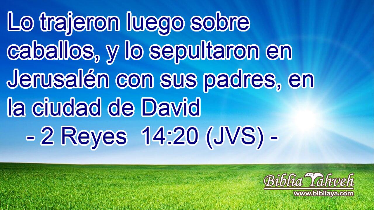 Lo trajeron luego sobre caballos, y lo sepultaron en Jerusalén con sus padres, en la ciudad de David