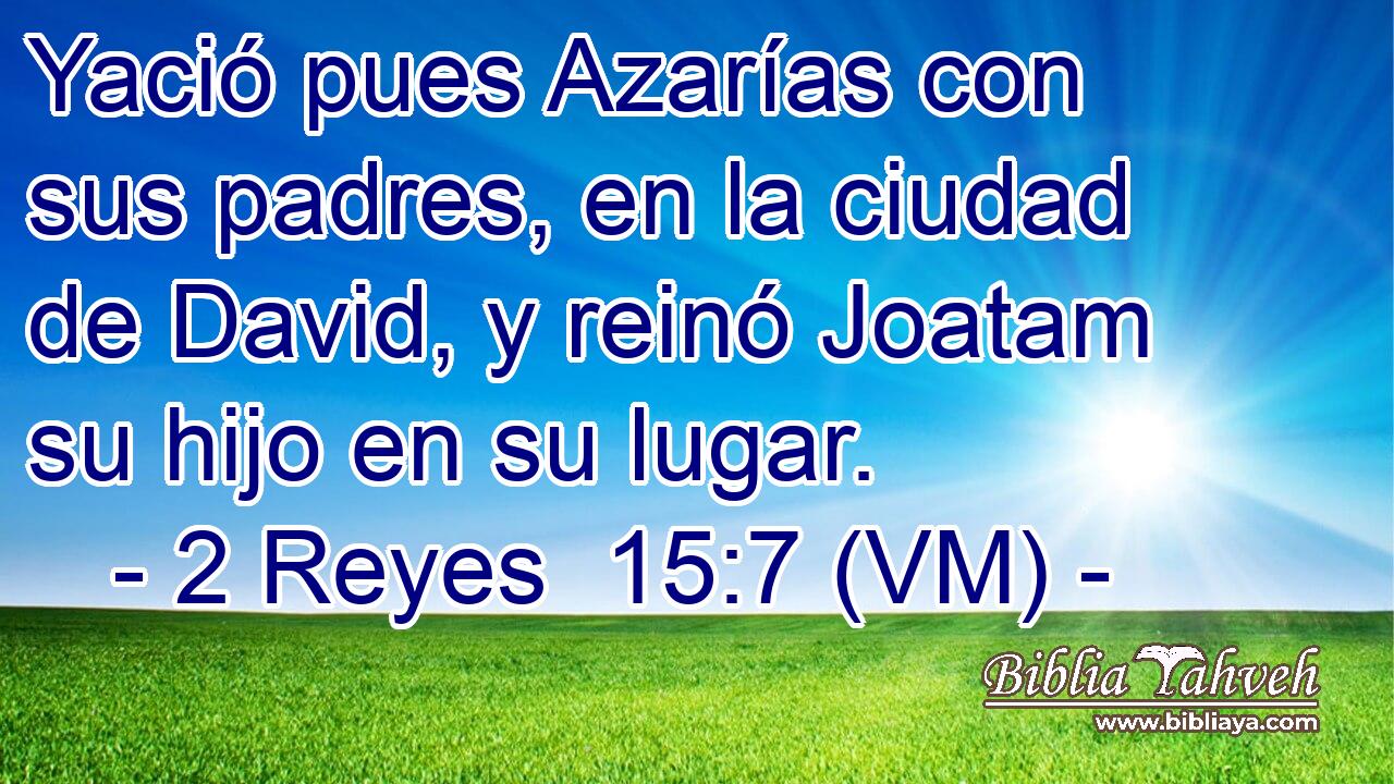  Yació pues Azarías con sus padres, en la ciudad de David, y reinó Joatam su hijo en su lugar. 