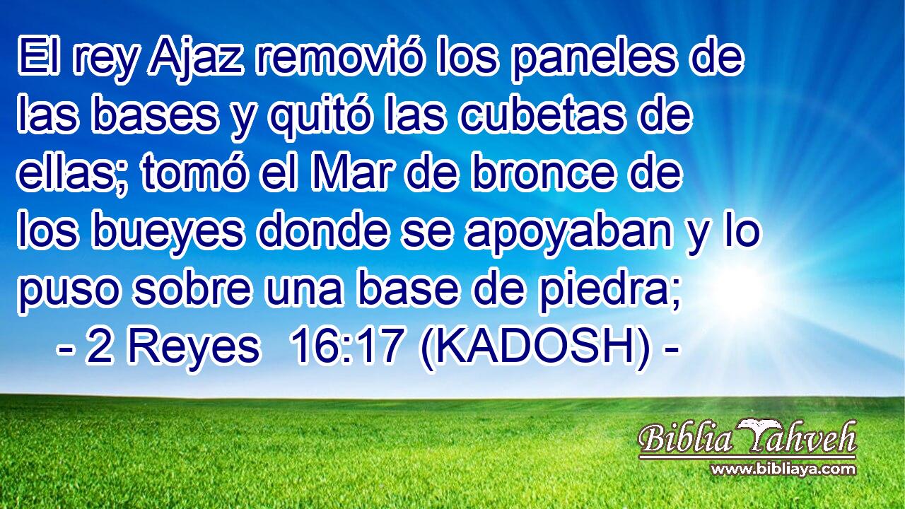  El rey Ajaz removió los paneles de las bases y quitó las cubetas de ellas; tomó el Mar de bronce de los bueyes donde se apoyaban y lo puso sobre una base de piedra; 