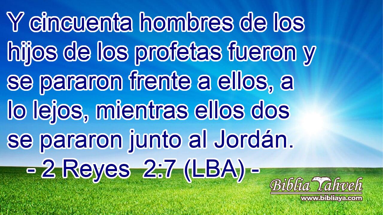Y cincuenta hombres de los hijos de los profetas fueron y se pararon frente a ellos, a lo lejos, mientras ellos dos se pararon junto al Jordán.