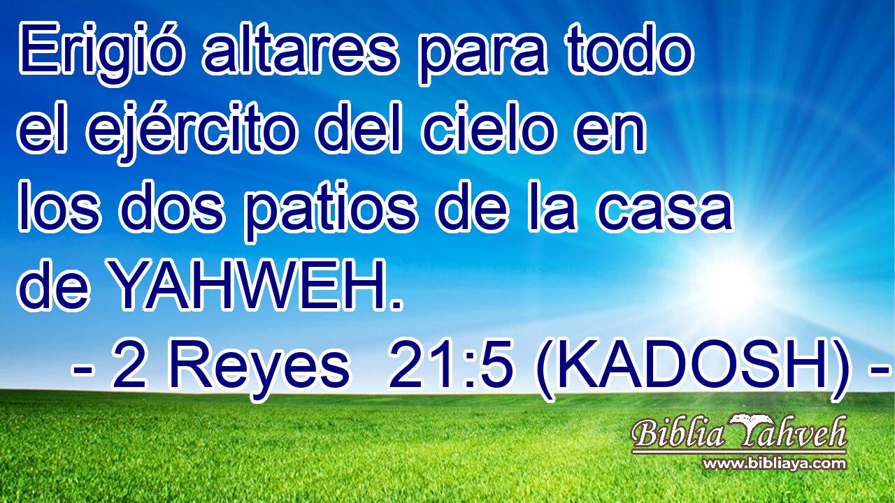  Erigió altares para todo el ejército del cielo en los dos patios de la casa de YAHWEH. 