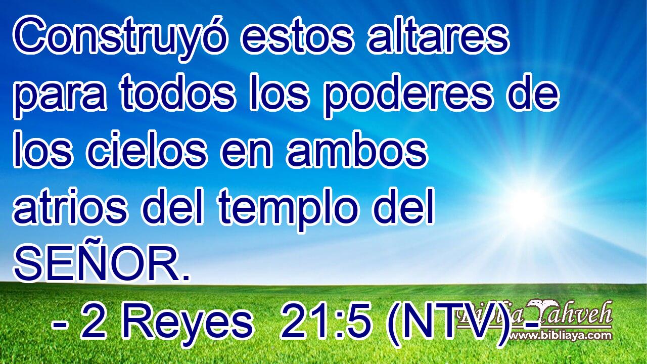 Construyó estos altares para todos los poderes de los cielos en ambos atrios del templo del SEÑOR.