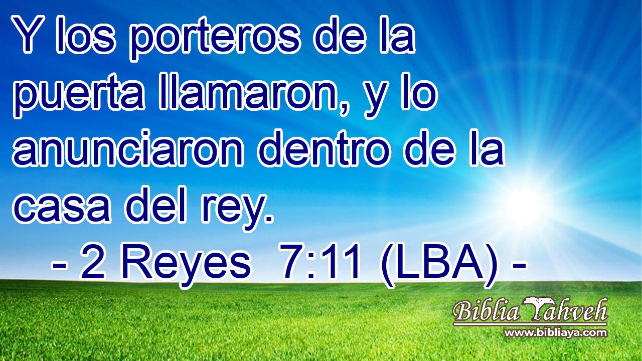 Y los porteros de la puerta llamaron, y lo anunciaron dentro de la casa del rey.