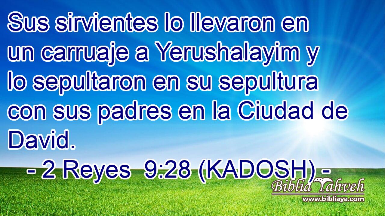  Sus sirvientes lo llevaron en un carruaje a Yerushalayim y lo sepultaron en su sepultura con sus padres en la Ciudad de David. 