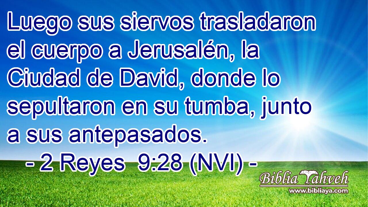  Luego sus siervos trasladaron el cuerpo a Jerusalén, la Ciudad de David, donde lo sepultaron en su tumba, junto a sus antepasados. 