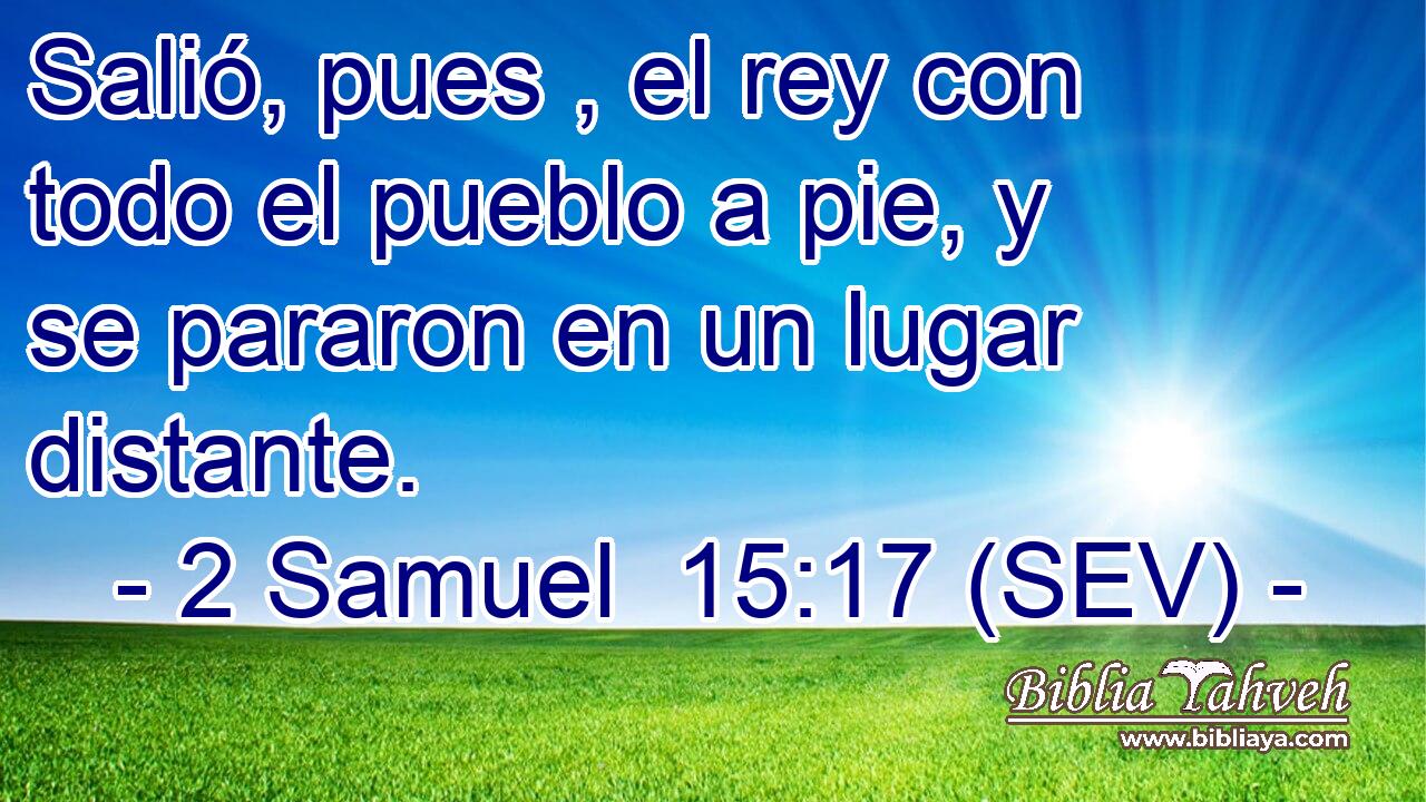Salió, pues , el rey con todo el pueblo a pie, y se pararon en un lugar distante.