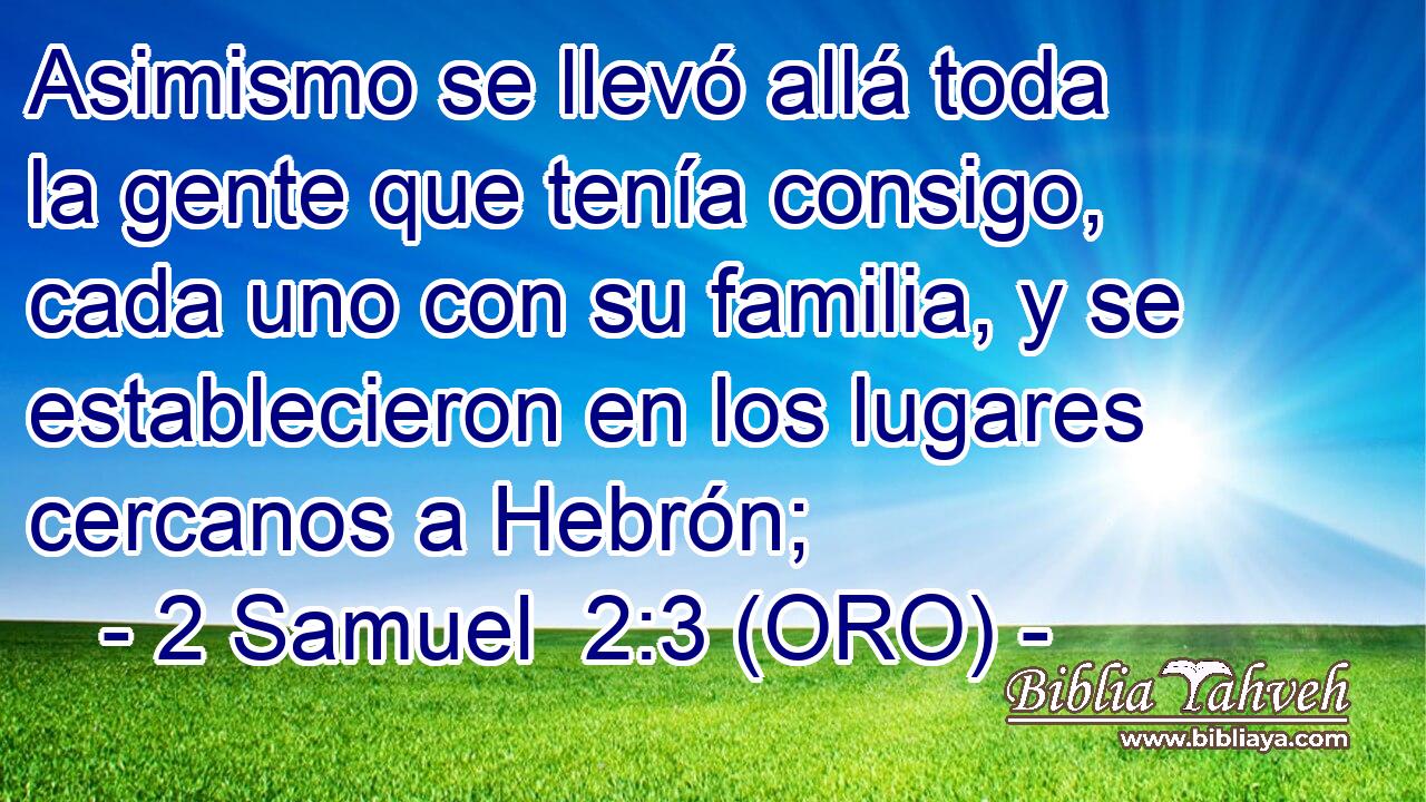  Asimismo se llevó allá toda la gente que tenía consigo, cada uno con su familia, y se establecieron en los lugares cercanos a Hebrón; 