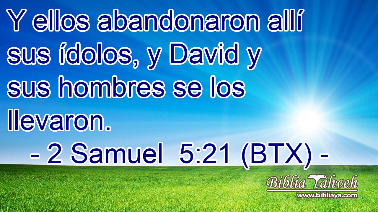Y ellos abandonaron allí sus ídolos, y David y sus hombres se los llevaron.