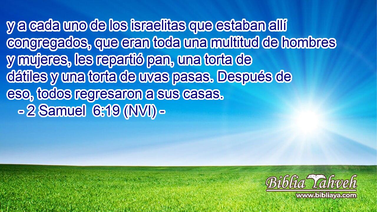  y a cada uno de los israelitas que estaban allí congregados, que eran toda una multitud de hombres y mujeres, les repartió pan, una torta de dátiles y una torta de uvas pasas. Después de eso, todos regresaron a sus casas. 