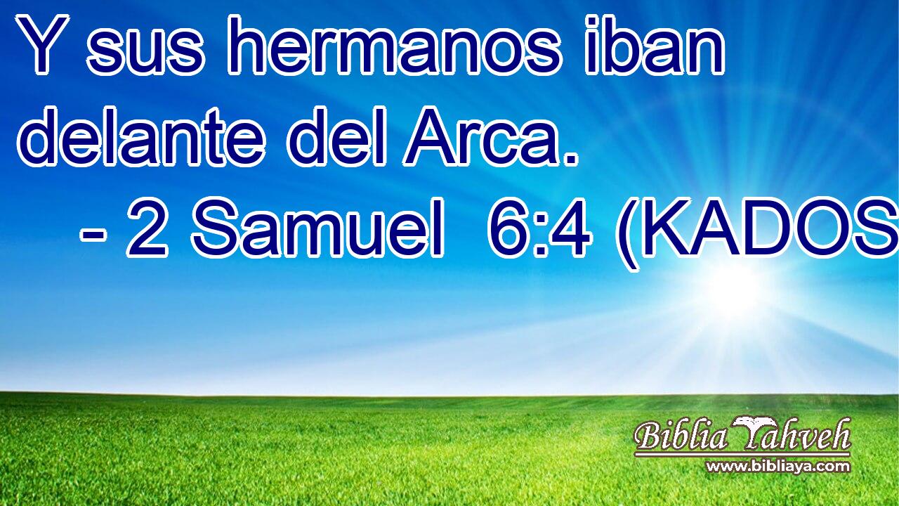  Y sus hermanos iban delante del Arca. 