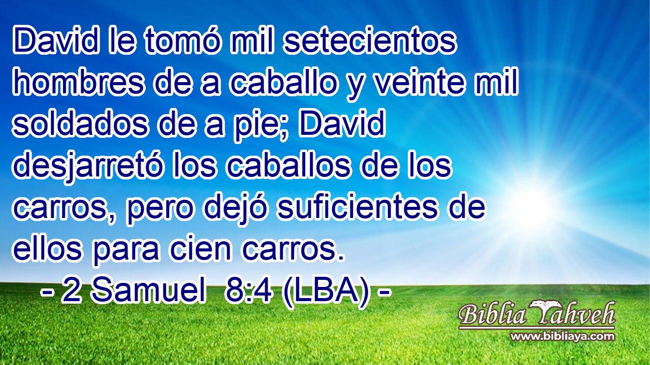 David le tomó mil setecientos hombres de a caballo y veinte mil soldados de a pie; David desjarretó los caballos de los carros, pero dejó suficientes de ellos para cien carros.