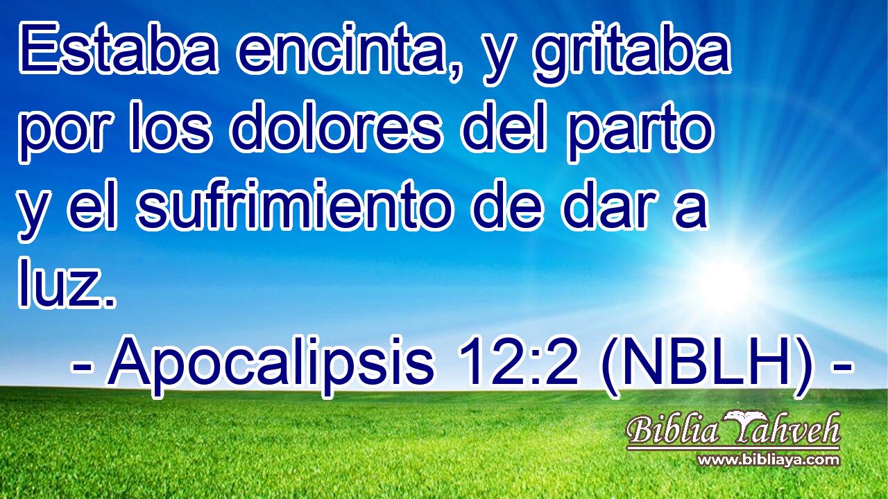  Estaba encinta, y gritaba por los dolores del parto y el sufrimiento de dar a luz. 