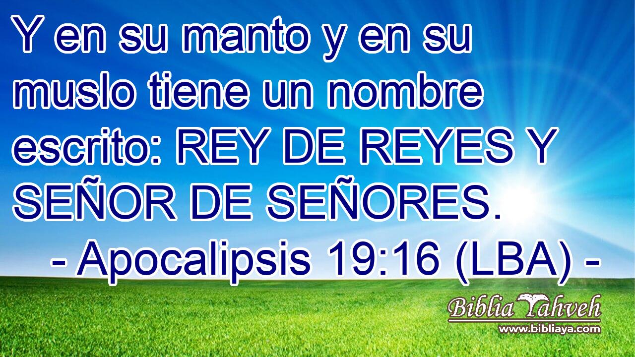 Y en su manto y en su muslo tiene un nombre escrito: REY DE REYES Y SEÑOR DE SEÑORES.