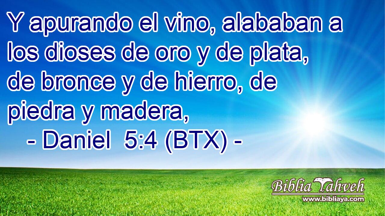 Y apurando el vino, alababan a los dioses de oro y de plata, de bronce y de hierro, de piedra y madera,