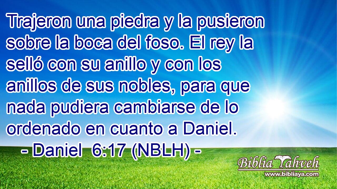  Trajeron una piedra y la pusieron sobre la boca del foso. El rey la selló con su anillo y con los anillos de sus nobles, para que nada pudiera cambiarse de lo ordenado en cuanto a Daniel. 