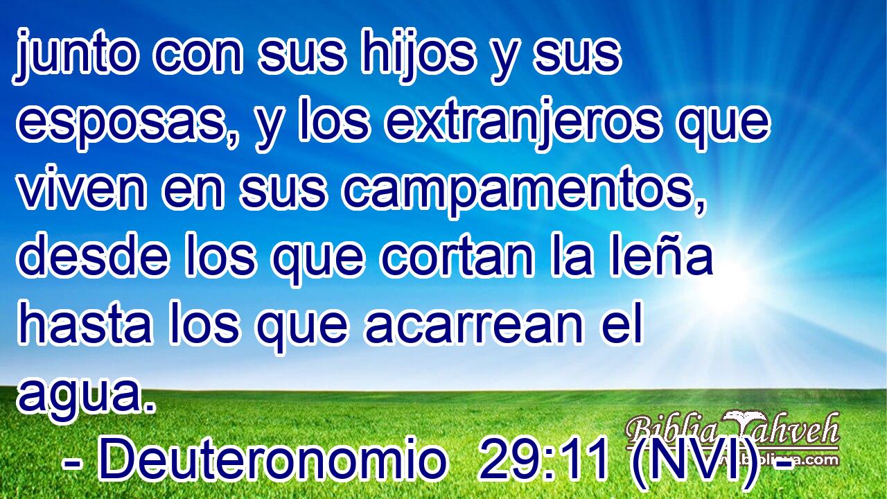  junto con sus hijos y sus esposas, y los extranjeros que viven en sus campamentos, desde los que cortan la leña hasta los que acarrean el agua. 