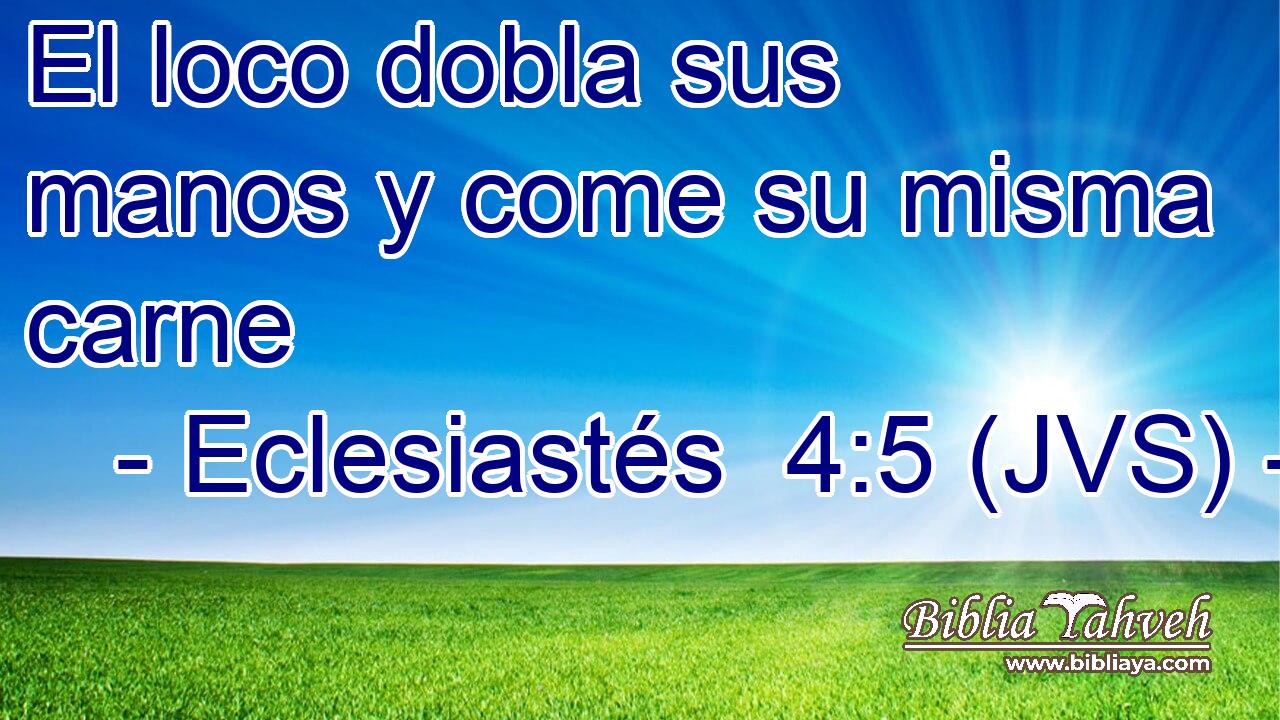 El loco dobla sus manos y come su misma carne