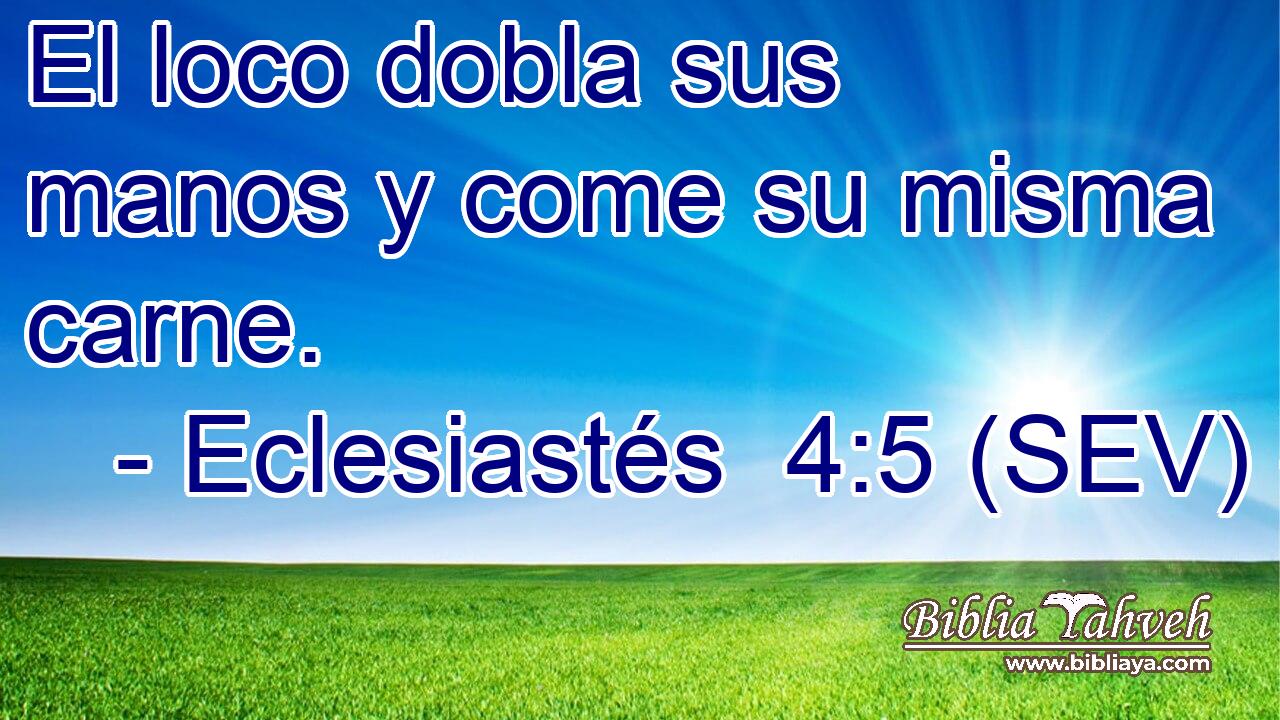 El loco dobla sus manos y come su misma carne.