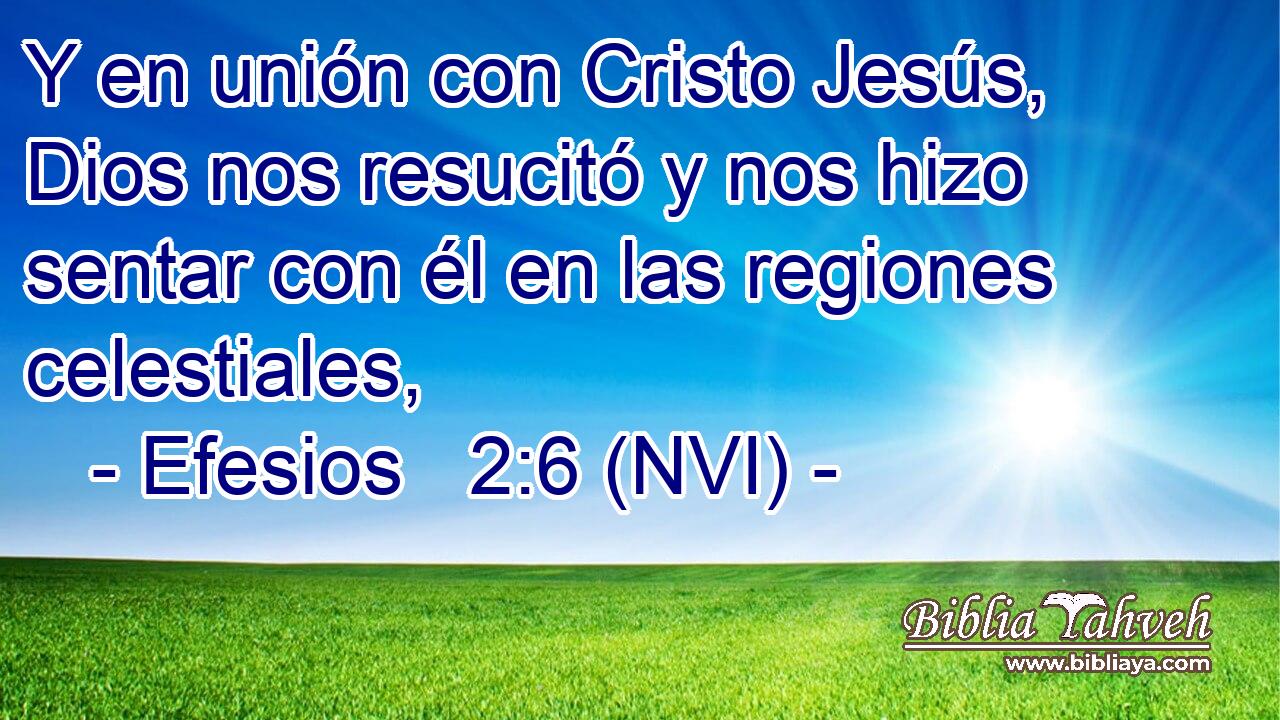  Y en unión con Cristo Jesús, Dios nos resucitó y nos hizo sentar con él en las regiones celestiales, 