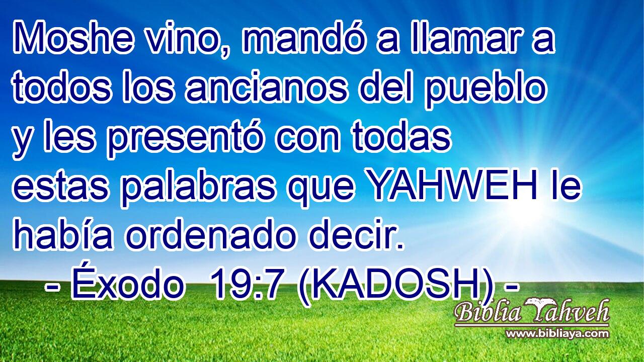  Moshe vino, mandó a llamar a todos los ancianos del pueblo y les presentó con todas estas palabras que YAHWEH le había ordenado decir. 