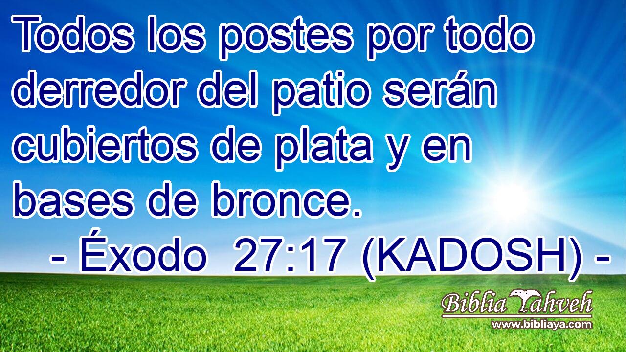  Todos los postes por todo derredor del patio serán cubiertos de plata y en bases de bronce. 