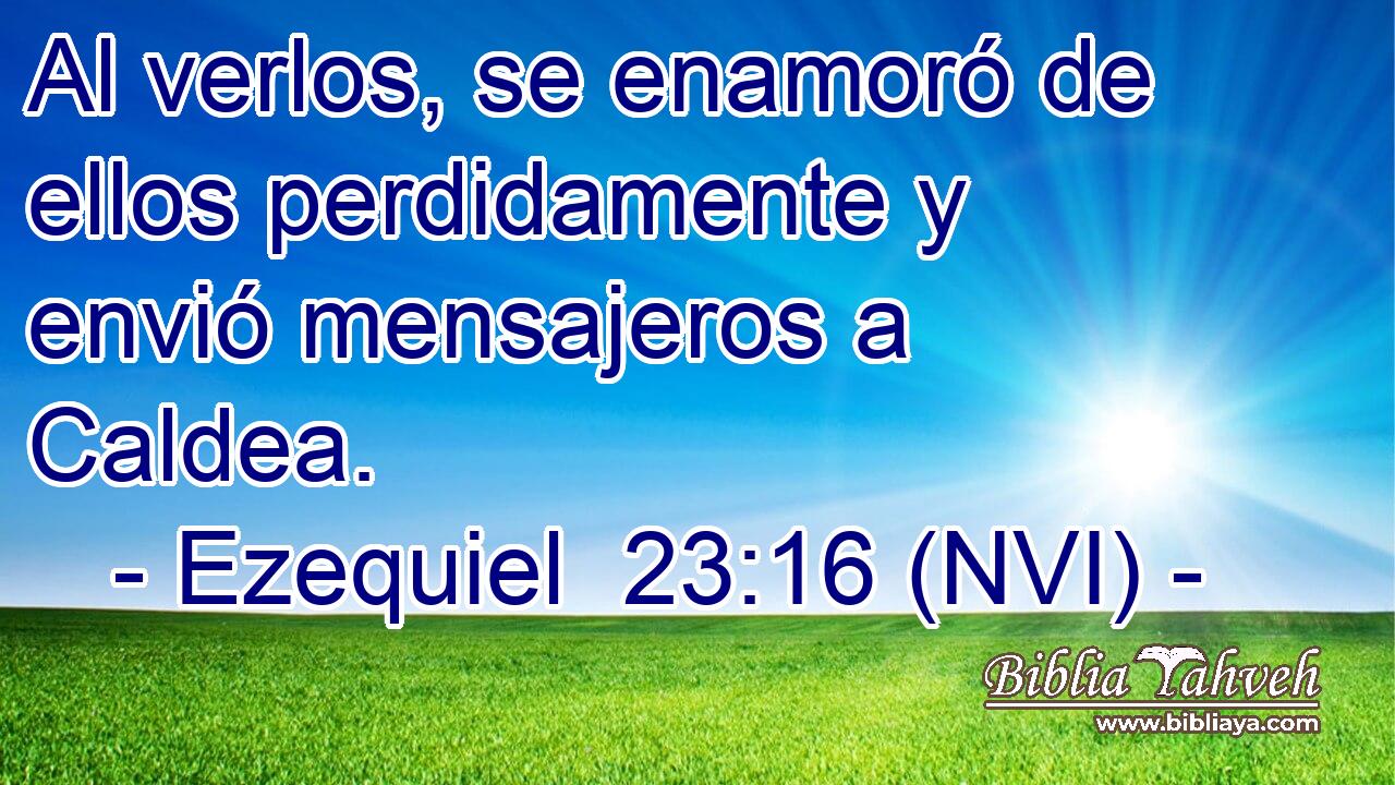  Al verlos, se enamoró de ellos perdidamente y envió mensajeros a Caldea. 
