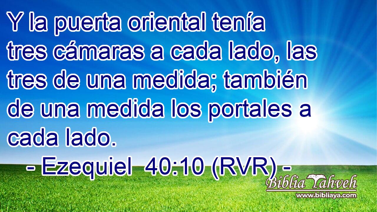 Y la puerta oriental tenía tres cámaras a cada lado, las tres de una medida; también de una medida los portales a cada lado.