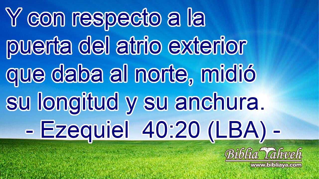 Y con respecto a la puerta del atrio exterior que daba al norte, midió su longitud y su anchura.