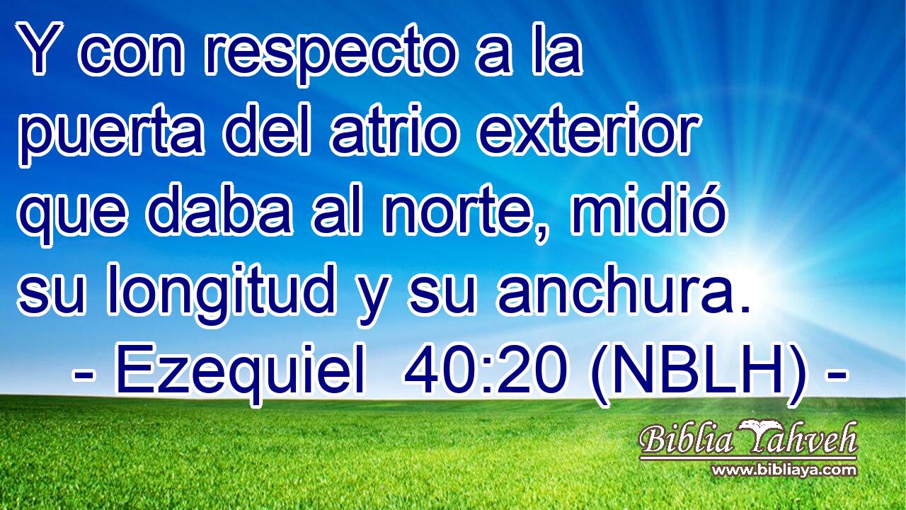  Y con respecto a la puerta del atrio exterior que daba al norte, midió su longitud y su anchura. 