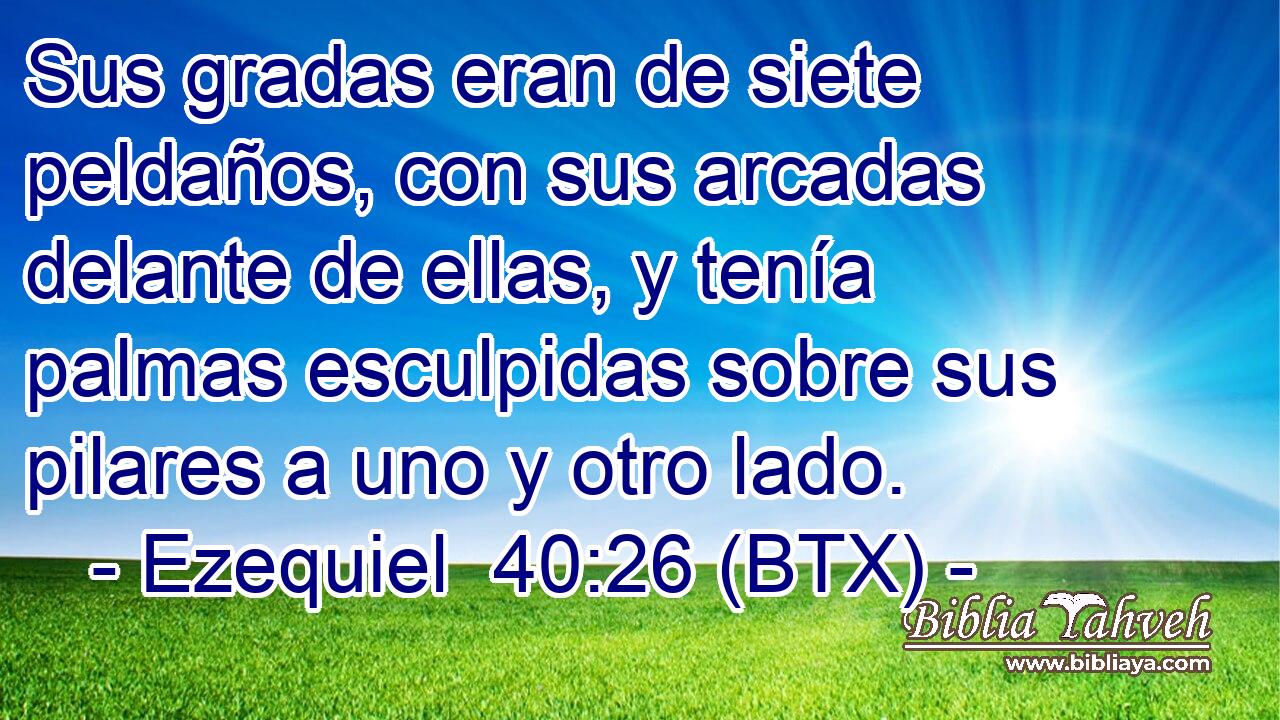 Sus gradas eran de siete peldaños, con sus arcadas delante de ellas, y tenía palmas esculpidas sobre sus pilares a uno y otro lado.