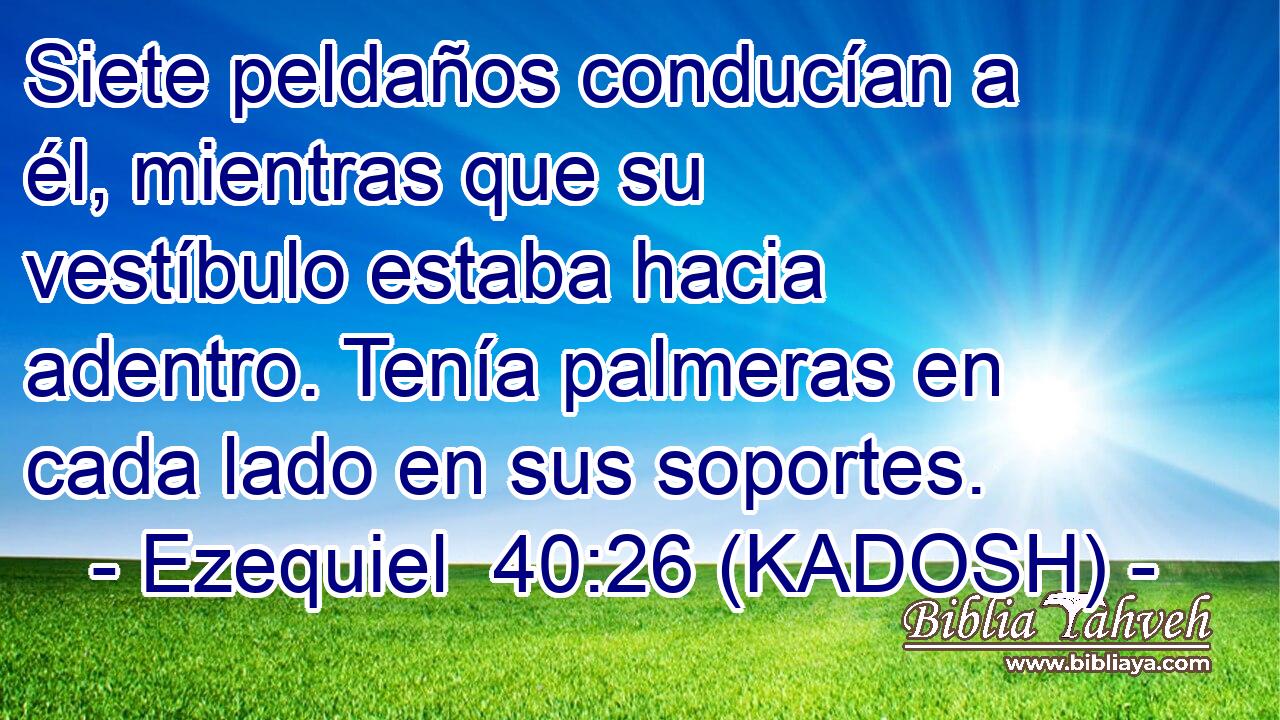  Siete peldaños conducían a él, mientras que su vestíbulo estaba hacia adentro. Tenía palmeras en cada lado en sus soportes. 