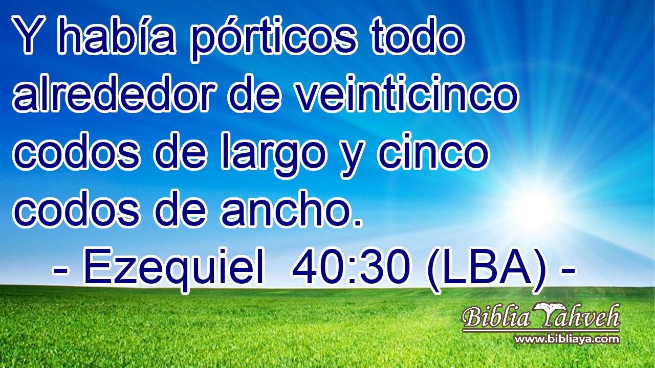 Y había pórticos todo alrededor de veinticinco codos de largo y cinco codos de ancho.