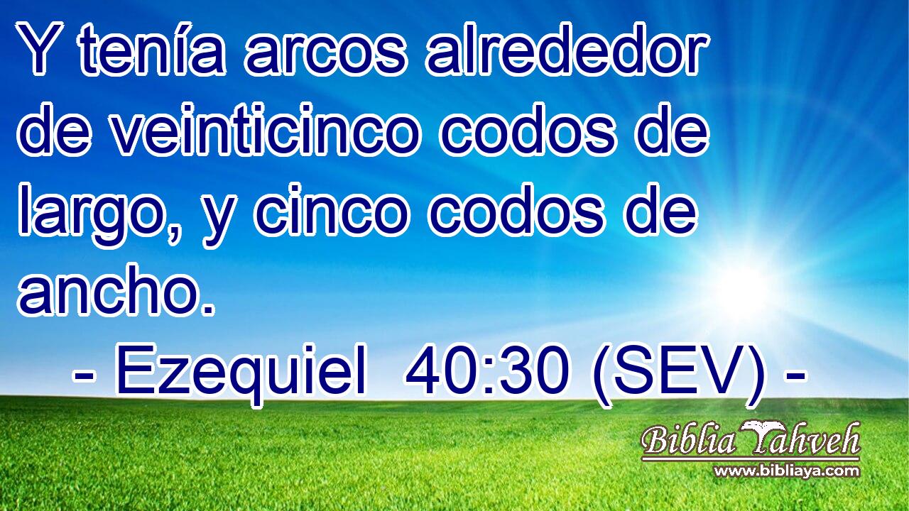 Y tenía arcos alrededor de veinticinco codos de largo, y cinco codos de ancho.