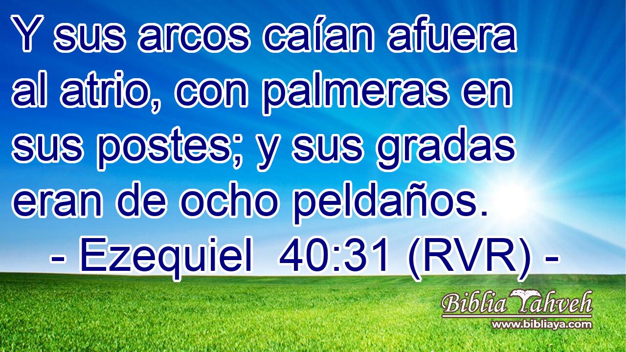 Y sus arcos caían afuera al atrio, con palmeras en sus postes; y sus gradas eran de ocho peldaños.