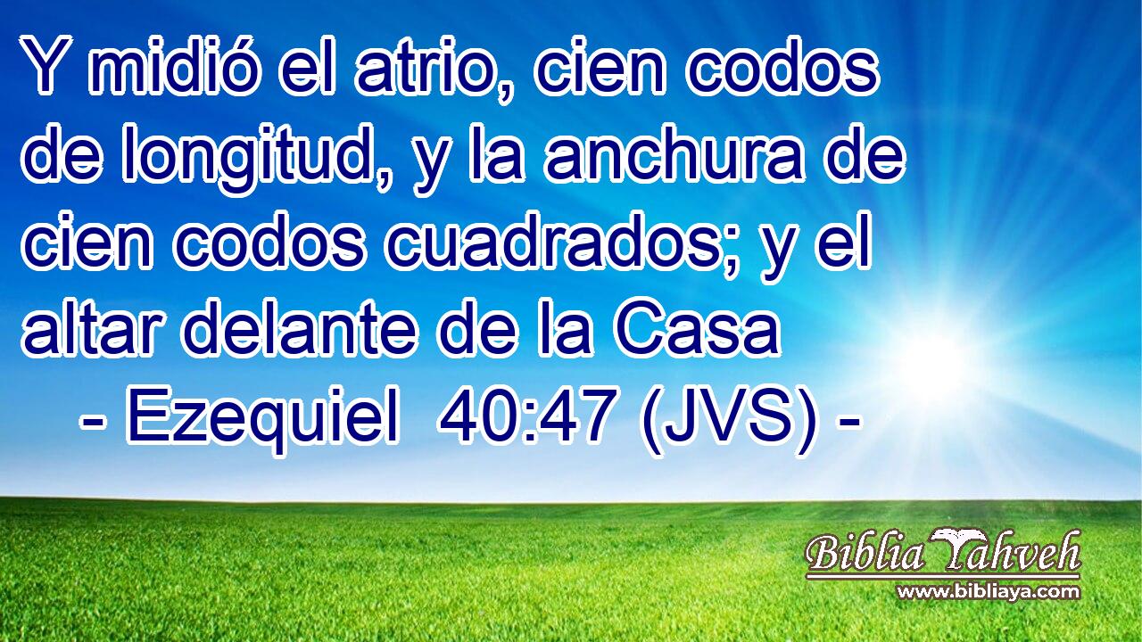 Y midió el atrio, cien codos de longitud, y la anchura de cien codos cuadrados; y el altar delante de la Casa
