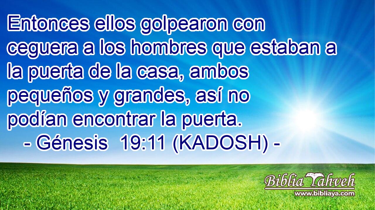  Entonces ellos golpearon con ceguera a los hombres que estaban a la puerta de la casa, ambos pequeños y grandes, así no podían encontrar la puerta. 