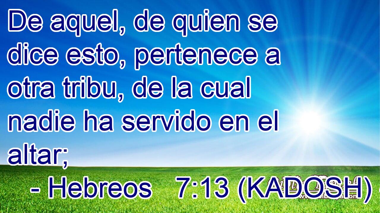  De aquel, de quien se dice esto, pertenece a otra tribu, de la cual nadie ha servido en el altar; 