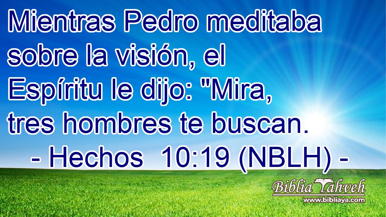  Mientras Pedro meditaba sobre la visión, el Espíritu le dijo: 