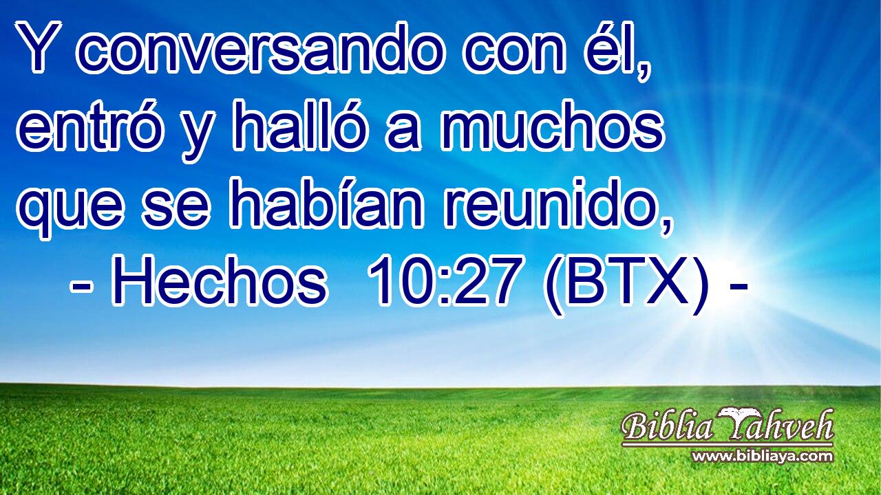 Y conversando con él, entró y halló a muchos que se habían reunido,
