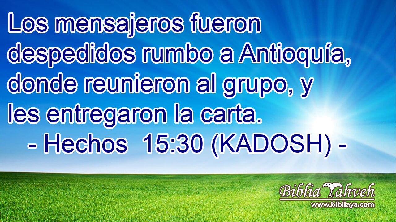  Los mensajeros fueron despedidos rumbo a Antioquía, donde reunieron al grupo, y les entregaron la carta. 