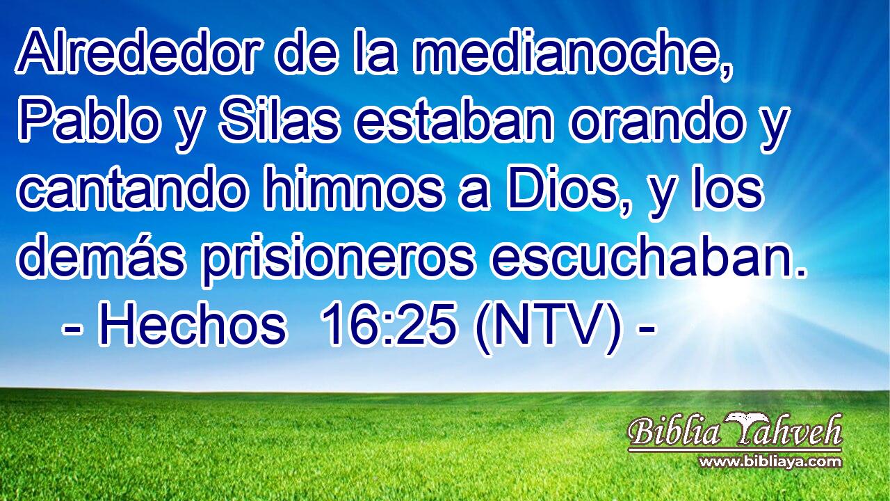 Alrededor de la medianoche, Pablo y Silas estaban orando y cantando himnos a Dios, y los demás prisioneros escuchaban.