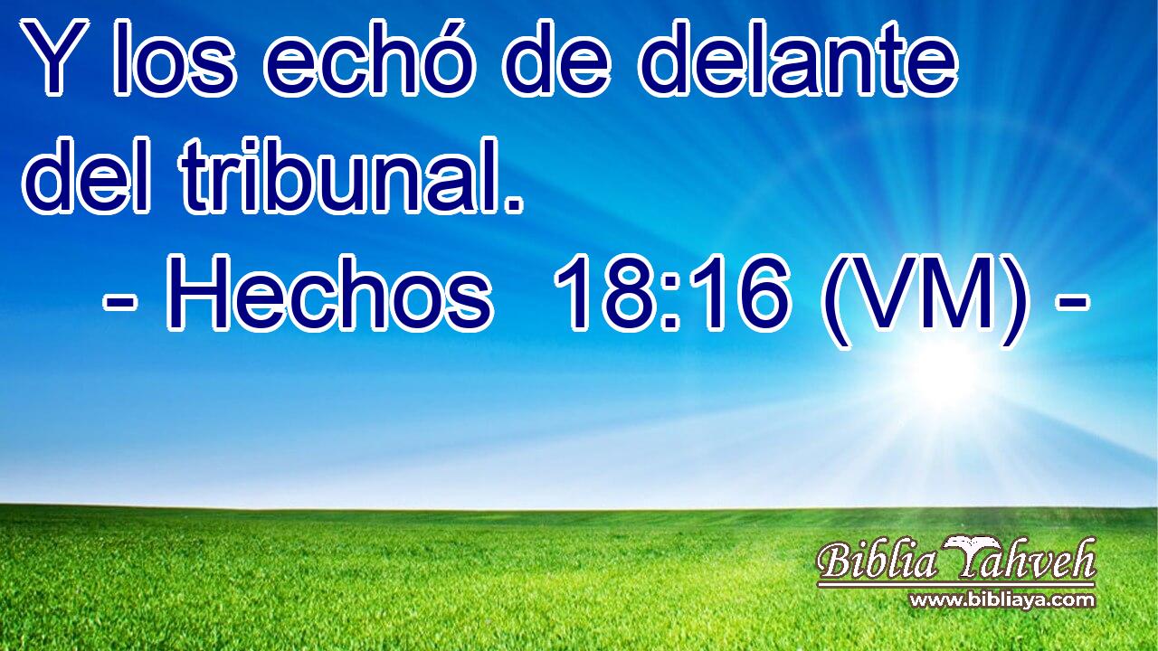  Y los echó de delante del tribunal. 
