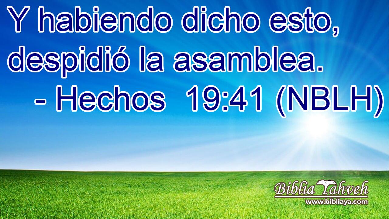 Y habiendo dicho esto, despidió la asamblea. 