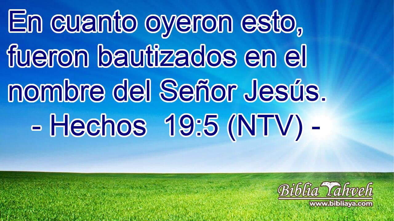 En cuanto oyeron esto, fueron bautizados en el nombre del Señor Jesús.