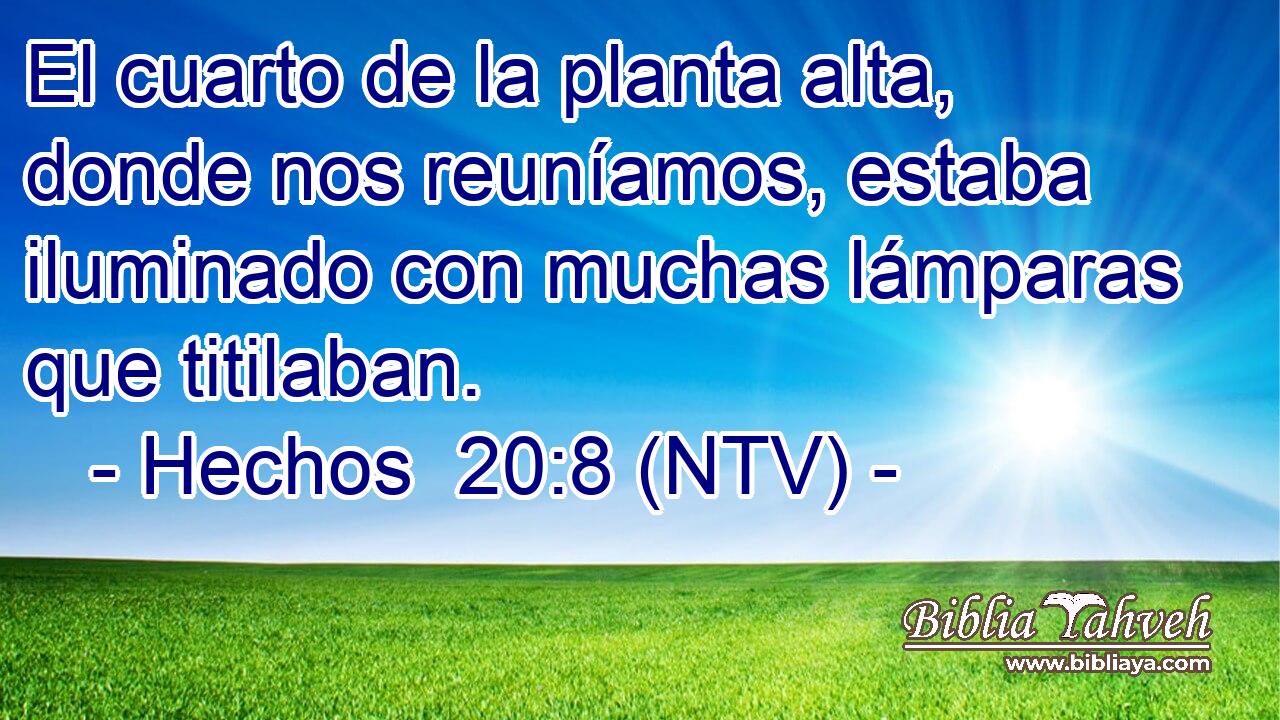 El cuarto de la planta alta, donde nos reuníamos, estaba iluminado con muchas lámparas que titilaban.