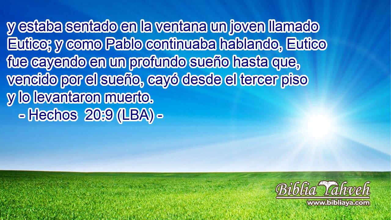 y estaba sentado en la ventana un joven llamado Eutico; y como Pablo continuaba hablando, Eutico fue cayendo en un profundo sueño hasta que, vencido por el sueño, cayó desde el tercer piso y lo levantaron muerto.