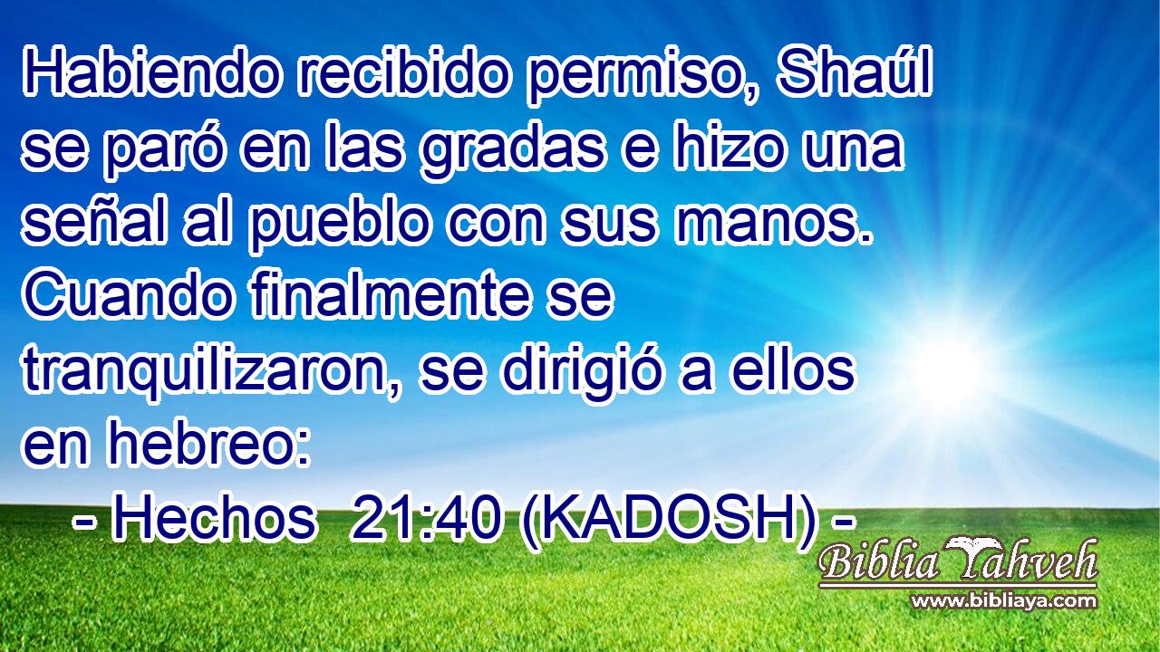  Habiendo recibido permiso, Shaúl se paró en las gradas e hizo una señal al pueblo con sus manos. Cuando finalmente se tranquilizaron, se dirigió a ellos en hebreo: 