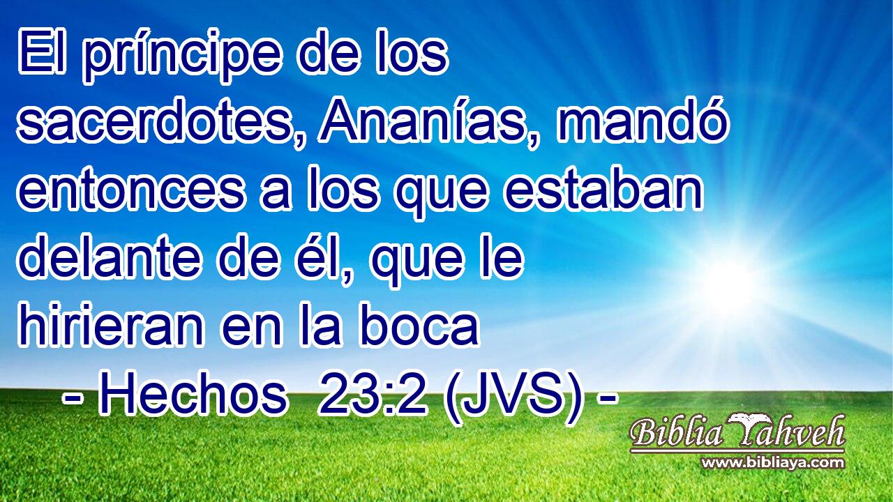 El príncipe de los sacerdotes, Ananías, mandó entonces a los que estaban delante de él, que le hirieran en la boca
